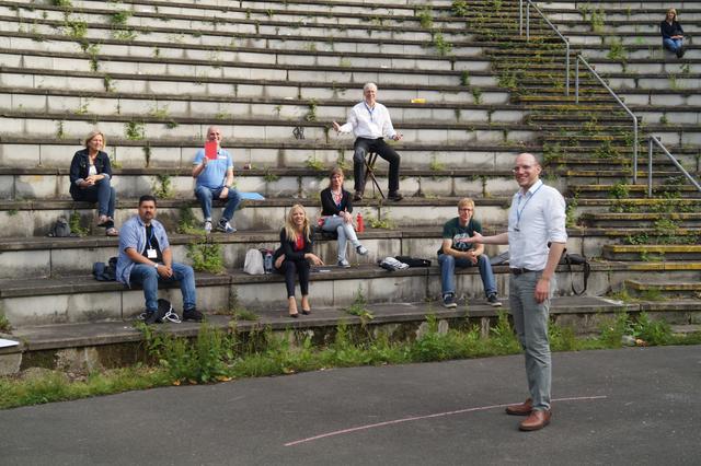 Michael Giordano (r.) ist Präsident der Toastmasters Essen. Bei den Clubabenden unter freiem Himmel werden natürlich die Abstandregeln eingehalten. Gäste-Anmeldung und Infos zu den nächsten Terminen finden sich im Netz auf der Homepage des Clubs unter: info@toastmasters-essen.de