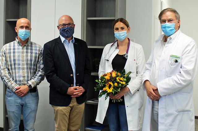 Foto © Jürgen Thoms - Prokurist Alexander Krawczyk und Geschäftsführer Matthias Fischer von der Unnaer Kreis-Bau- und Siedlungsgesellschaft mit Internistin und Kardiologin Dr. med. Karoline Lohmann und Facharzt für Allgemeinmedizin Dr. med. Thomas Huth
