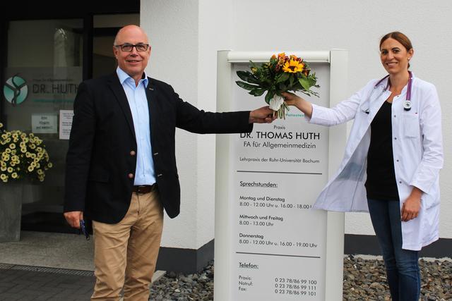 Foto © Jürgen Thoms -  Blumen vom   Geschäftsführer der Unnaer Kreis-Bau- und Siedlungsgesellschaft Matthias Fischer für die     Internistin und Kardiologin  Dr. med. Karoline Lohmann 