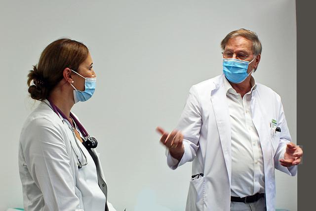 Foto © Jürgen Thoms -  Internistin und Kardiologin  Dr. med. Karoline Lohmann und  Facharzt für Allgemeinmedizin Dr. med. Thomas Huth - Wir verstehen uns gut, sagte Dr. Thomas Huth mit Blick auf seine neue Teamkollegin