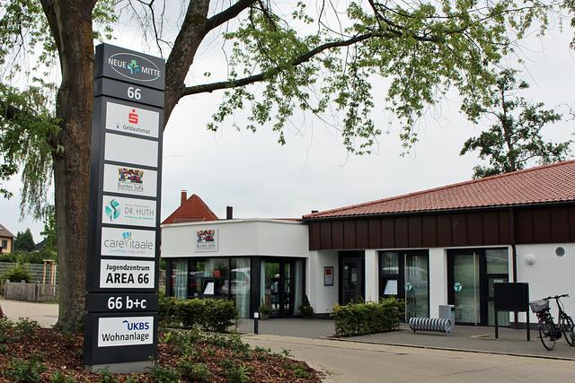 Foto © Jürgen Thoms - Aus der Serie: Verstärkung der Praxis für Allgemeinmedizin Dr. med. Thomas Huth - Nicht  zu übersehen: Die Einfahrt  zum Projekt „Neue Mitte  Ardey“