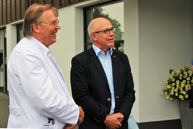 Foto © Jürgen Thoms – Sie freuen sich gemeinsam über die  Verstärkung der Praxis für Allgemeinmedizin durch  die Internistin und Kardiologin  Dr. med. Karoline Lohmann  - Dr. med. Thomas Huth und Geschäftsführer der Unnaer Kreis-Bau- und Siedlungsgesellschaft Matthias Fischer 
