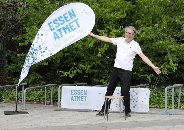 Der Essener Atemtherapeute Andreas Crüsemann bietet atemzentrierte Körper- und Bewegungsübungen im Freien an.