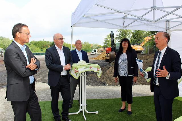 Foto © Jürgen Thoms - (von links) Axel Gedaschko (GdW Berlin), Matthias Fischer (Geschäftsführer Unnaer Kreis-Bau- und Siedlungsgesellschaft9, Theodor Rieke (Vorsitzender des Aufsichtsrates Unnaer Kreis-Bau- und Siedlungsgesellschaft), Elke Kappen (Bürgermeisterin Kamen); Dr. Alexander Rychter (VdW Düsseldorf)