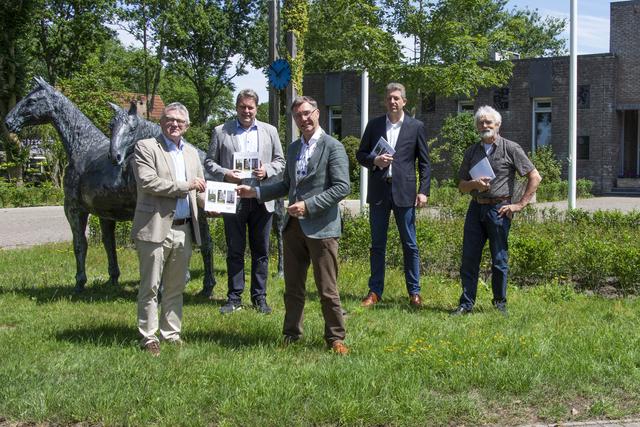 Vor der Gemeindeverwaltung auf Ameland überreichte die GIB den neuen Bildband (von links): GIB-Vorsitzender Kurt Kreiten, GIB-Beisitzer Helmut Vehreschild, Amelands Bürgermeister Leo Pieter Stoel, Gemeindesekretär Iwan Valk und Fotograf Kurt Michelis.