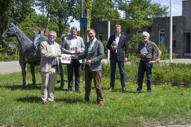 Vor der Gemeindeverwaltung auf Ameland überreichte die GIB den neuen Bildband (von links): GIB-Vorsitzender Kurt Kreiten, GIB-Beisitzer Helmut Vehreschild, Amelands Bürgermeister Leo Pieter Stoel, Gemeindesekretär Iwan Valk und Fotograf Kurt Michelis.  | Foto: GIB