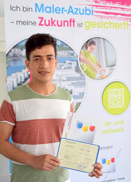 Darf sich nun Maler- und Lackierer nennen: Samim Mohammadi ist stolz auf seinen Gesellenbrief. Foto: Gerburgis Sommer