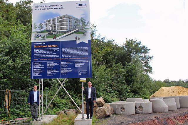 Foto © Jürgen Thoms - Aus der Serie: An der Baustelle des zukünftigen „Solarhauses" in Kamen - (links) Theodor Rieke (Vorsitzender des Aufsichtsrates) und Matthias Fischer (Geschäftsführer) der Unnaer Kreis-Bau- und Siedlungsgesellschaft