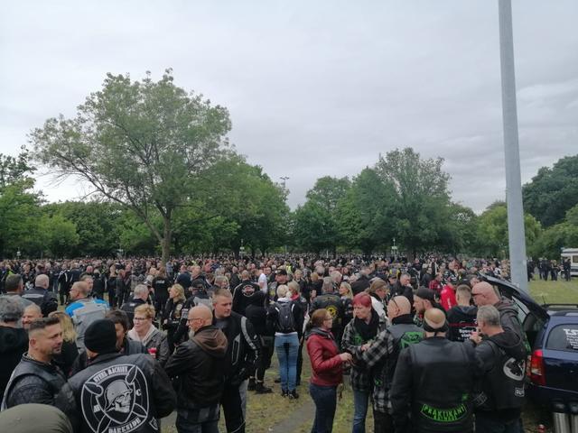 Tausende Biker versammelten sich auf dem Messegelände in Düsseldorf.