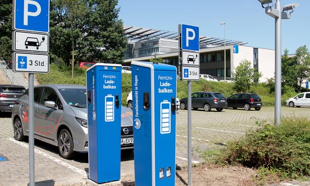 Auch das ist ab sofort möglich. In Zusammenarbeit mit der Mark-E hat das Gebäudemanagement vier Plätze für Elektroautos auf dem Parkplatz 1 eingerichtet.