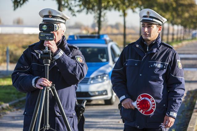 Bei einer Geschwindigkeitskontrolle in Heiligenhaus zogen Polizeibeamte einen 39-Jährigen Velberter aus dem Verkehr, der keinen Führerschein hatte und unter dem Einfluss von Drogen stand. | Foto: Polizei