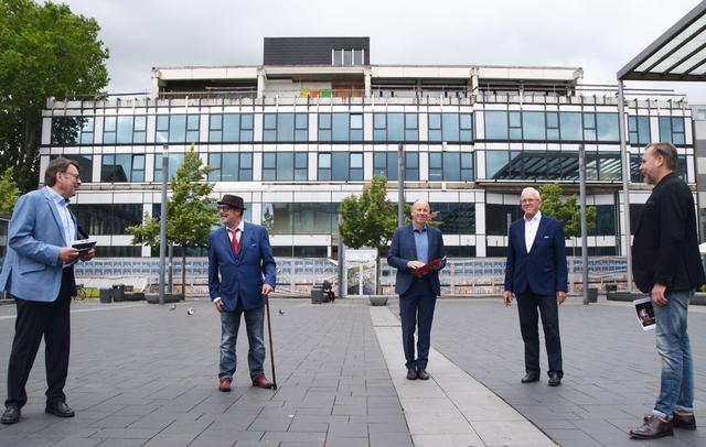 Wollen dem Hansacenter wieder Leben einhauchen: Hermann Hirschfelder (v.l.), Andreas Herrmann, Bernd Tischler, Hubert Schulte-Kemper und Frank Beicht. Foto: Stadt Bottrop