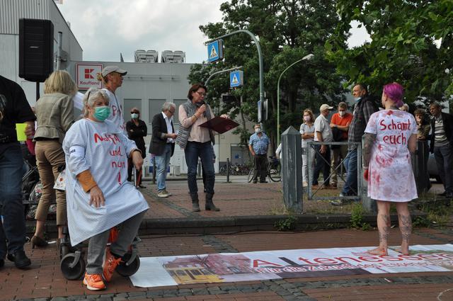 Mitarbeiterprotest auf dem Altenessener Markt.  | Foto: cHER