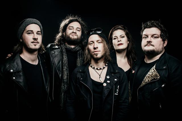 Japanese Junkfood, das sind Drummer Max, Sänger Ubi, Gitarrist Michel, Bassgitarristin Katha und Gitarrist Basti.