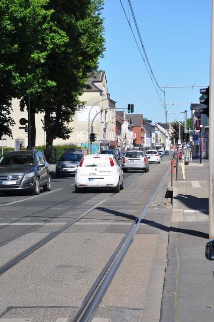 Täglich fahren viele Autos über den Wickeder Hellweg, die Landstraße 663. Anwohner empfinden dies als belastend. | Foto: Pia Käfer