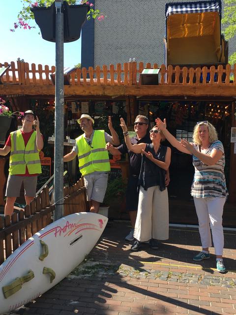 Wim Hoogkamer, Peter van den Berg, Markus Reich, Martina Reich und Birgit Petereit (v. l.) erfreuen sich an der Blumenpracht mitten in Altenessen.