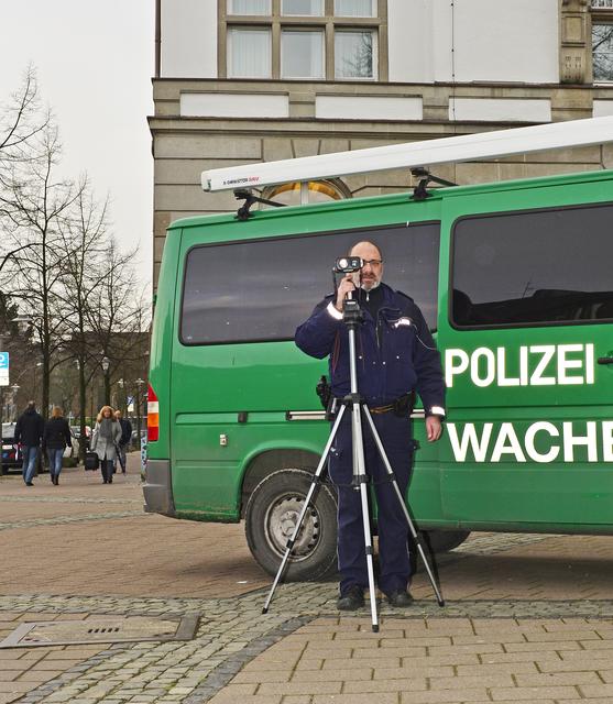 Auch in Gladbeck wird die Polizei - ebenso wie Stadt und Kreis - weiterhin hochmoderne Technik gegen Temposünder einsetzen. Der neue Bußgeldkatalog, gerade einmal zweieinhalb Monate alt, wurde aber bereits von Bundesverkehrsminister Scheuer wieder außer Kraft gesetzt.