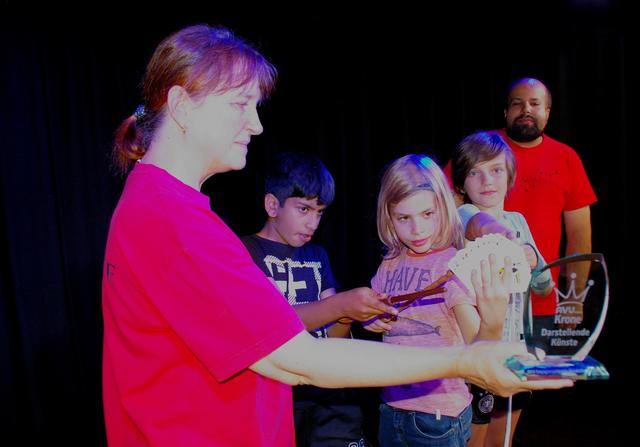 Freuen sich über den Preis: Zauberschulleiterin Susanne Malik, Zauberschüler Emil, Jonas und Ibbad sowie Zauberlehrer Shabaz Malik (v.l.). | Foto: Magic Academy