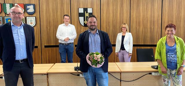 Thomas Löppki, André Sänger und Susanne Palmer (vordere Reihe von links). Bürgermeister Tobias Stockhoff und die ehemalige Personalratsvorsitzende Waltraud Hadick (hintere Reihe)