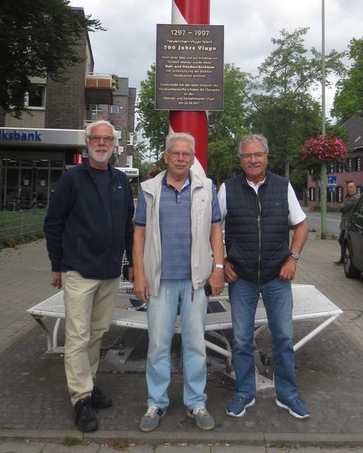 Der Vorstand des Heimat- und Verkehrsvereins Vluyn zusammen mit Norbert Wehren vor der neuen Erinnerungsplakette.
