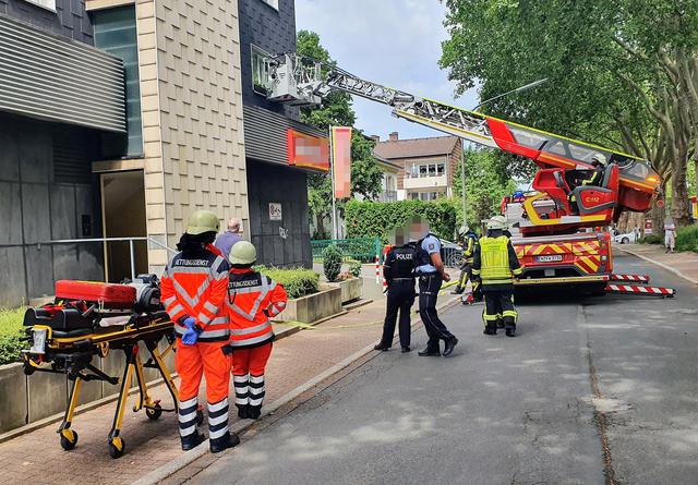 Die Einsatzkräfte der Feuerwehr verschafften sich über ein schräg stehendes Fenster Zugang zur Brandwohnung.