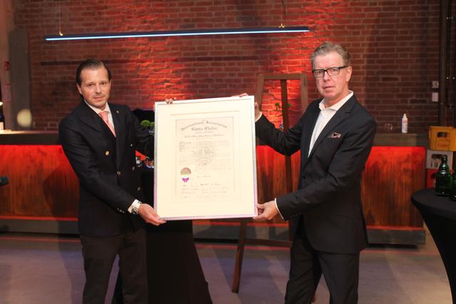 Präsidentenwechsel beim Lions-Club Neheim-Hüsten: (v.l.): Michael Kossmann folgt auf Christoph Meinschäfer.