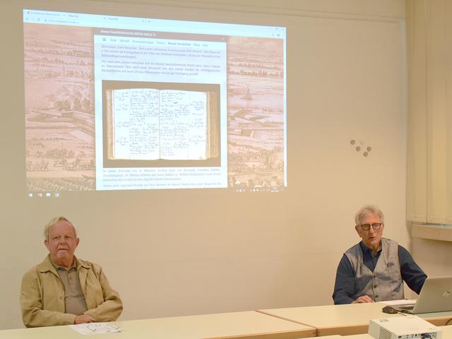 Hermann Vennhofen (links) und Klaus Kuhlen erklären, wie sie die Daten in die neue elektronische Form bringen konnten. Foto: Dirk Kleinwegen