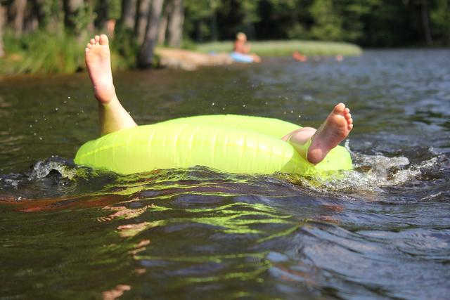 Auch aufblasbares Wasserspielzeug kann gefährlich werden. (Symbolbild)