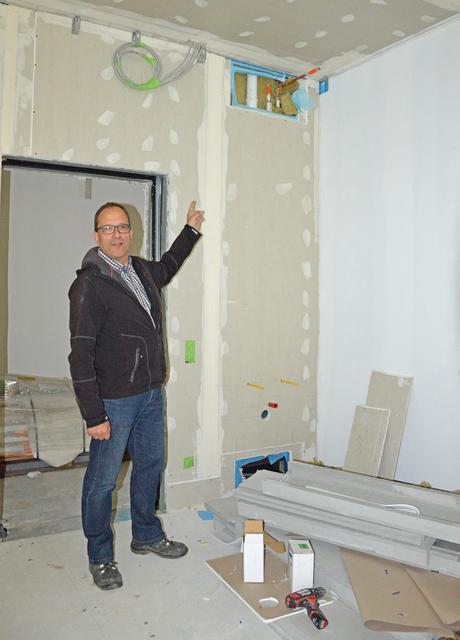 Die einzelnen Module, die in Tschechien hergestellt wurden, verfügten bei Anlieferung teilweise schon über geflieste Sanitärräume oder über entsprechende Verkabelungen in den Wänden, wie Bautechniker Marc Meyer vom Velberter Immobilienservice zeigt.