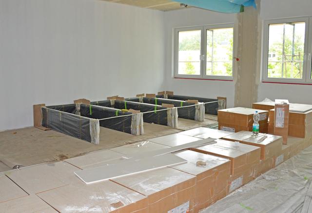 Die Tür-Zargen für die vier neuen Klassenräume im Obergeschoss des neuen Gebäudes liegen schon bereit und werden in wenigen Tagen eingesetzt.