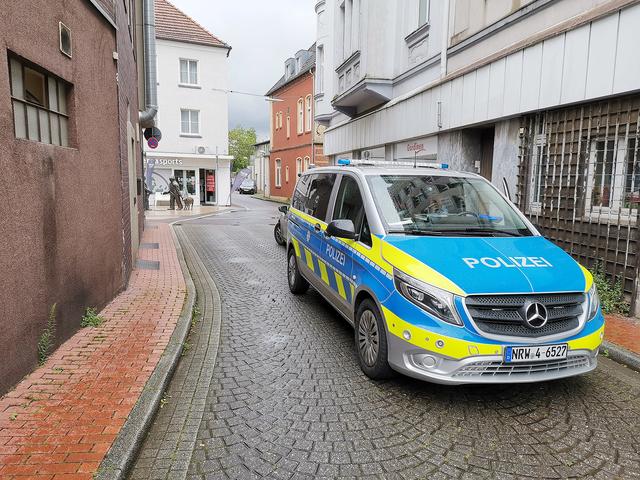 Aktuell ist die Polizei in der Dorstener Fußgängerzone im Einsatz. Hintergrund ist ein Zwischenfall in einem Wollladen an der Essener Straße.