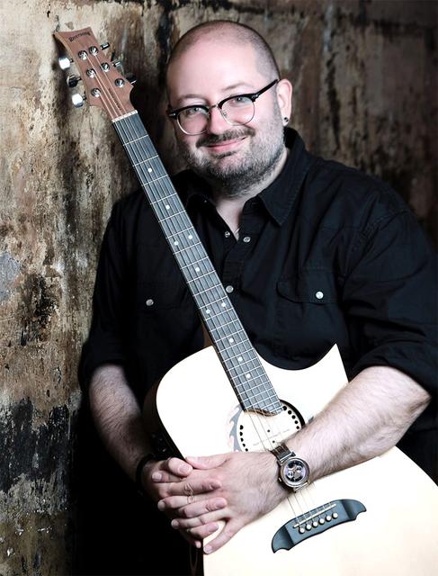 Die meisten Stücke aus "Nimmerwiedermehr" komponierte der Musiker Mario Stork, der auch am Klavier ein Großer ist, an der Gitarre. Foto: Karim Khawatmi