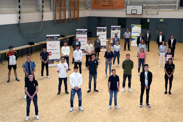 Insgesamt 24 junge Sportlerinnen und Sportler erhielten in der Dieter-Renz-Halle eine Förderzusage. Foto: Stadt Bottrop