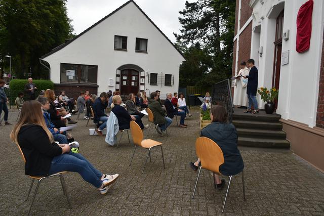 Auf rund 50 Besucher beschränkte man sich beim Gottesdienst unter freiem Himmel.