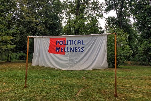 5. Juli 2020: "Political Wellness", Banner zur Performance von Gesine Grundmann.