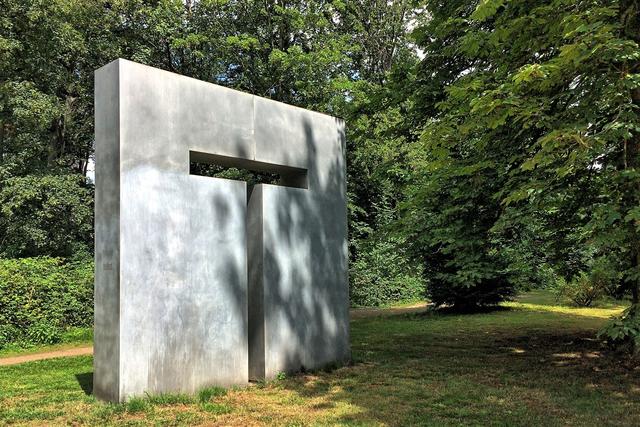 Erwin Heerich: o. T. (1975/76). Das ausgesparte T ist gleichzeitig ein Antonius-Kreuz. Das "Große T" setzt einen Kontrapunkt zu den Rundwegen im Park.