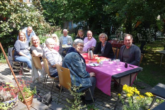 Besucher beim Bürgerfrühstück im paradiesischen Lüttringhausgarten brennt einiges unter den Nägeln...