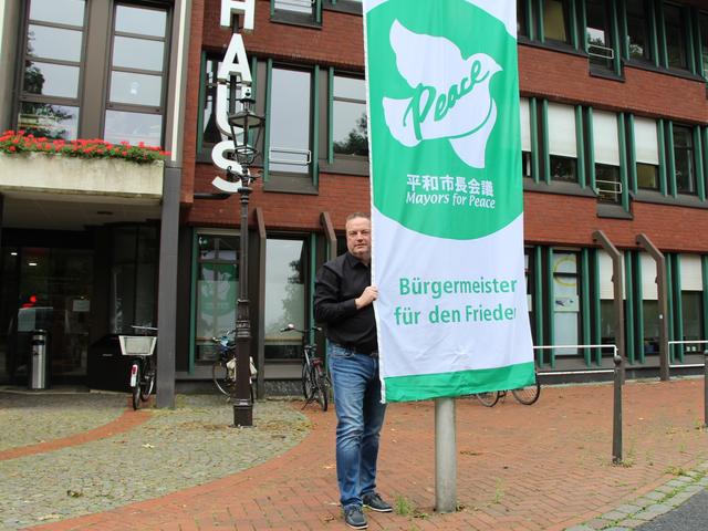 Bürgermeister Bodo Klimpel hat vor dem Rathaus die Flagge des weltweiten Bündnisses Mayors for Peace gehisst. Foto: Stadt