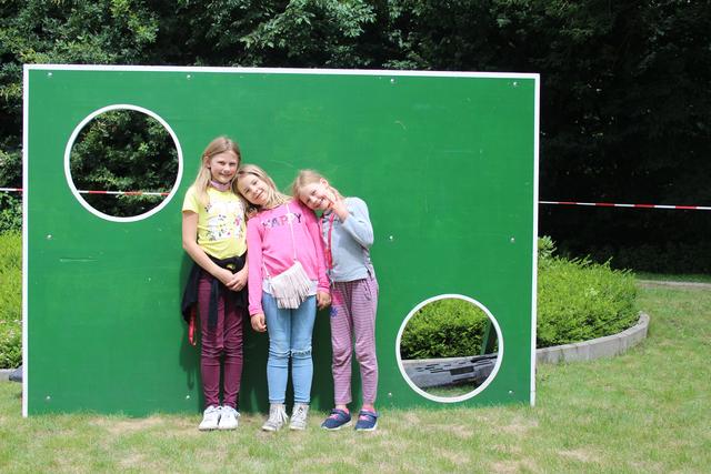 Lea-Sophie, Lucy und Luisa haben ein Lächeln für den Fotografen parat. Foto: Johannes Bernard