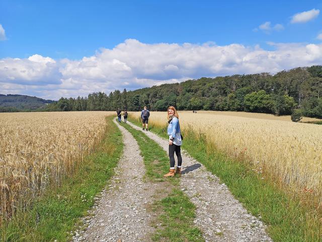 Gemeinsam geht es mit einer kleinen Gruppe von höchstens zehn Personen beim "Waldbaden" über Wald- und Feldwege - alles ohne Zeitdruck und mit besonderer Achtsamkeit.