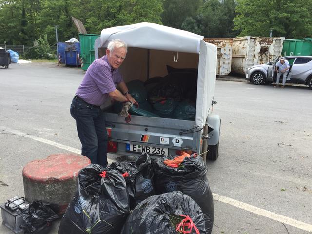 Letztes Jahr schnitten und reinigten die lokalen CDU´ler mit mehreren Bürgern in zahlreichen Teams u.a. die Grünanlagen am neuen Kupferdreher Busbahnhof und unter den Brücken. Nach über `vier Stunden` Arbeit bei heißen Sommertemperaturen betrug die Ausbeute mehr als 20 vollgefüllte Müllsäcke. Volle PKW-ANHÄNGER mit Gartenabfällen, Unkraut sowie zahlreich weggeschmissenem Unrat und Müll wurden anschließend zum Essener Recyclinghof gebracht. Das Bild zeigt das CDU-Mitglied Jürgen Bruckauf bei der Arbeit am Recyclinghof.

