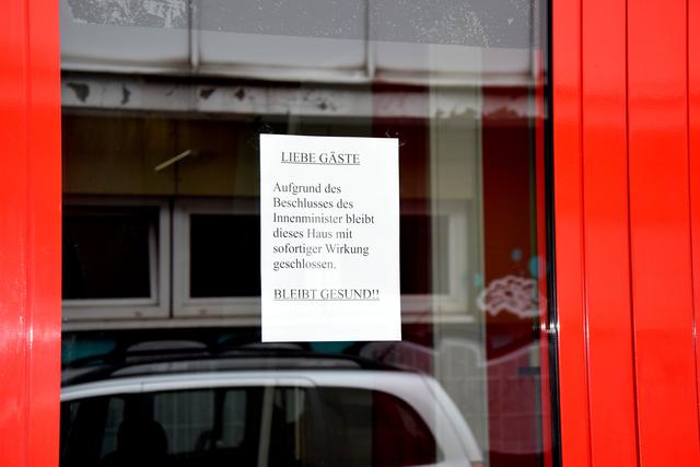Für die Schließung der Bordelle an der Linienstraße ist in der Pandemie noch kein Ende in Sicht. Unverständlich für die rund 160 Prostituierten, die hier sonst arbeiten. "Dass wir als Menschen 2. Klasse gesehen werden, zeigt sich besonders in der Corona-Krise", meinen sie: "Obwohl zahlreiche Lockerungen erfolgt sind, bleibt die Ausübung unserer Tätigkeit, trotz Hygienekonzept verboten, dabei sind Sexarbeiter schon sehr lange und intensiv mit Infektionsschutz vertraut."