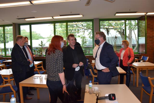 CDU-Politiker, wie OB-Kandidat Andreas Hollstein, Bundestagsabgeordnete Sylvia Pantel, MdL Christos Katzidis, Ratsherr Thorsten Hoffmann und Ordnungsdezernent Norbert Dahmen diskutierten im Keuning-Haus mit Mitarbeiterinnen der Mitternachtsmission, fünf Prostituierten, die in der Linienstraße derzeit nicht arbeiten dürfen und einem Bordell-Betreiber über das Prostititionsschutzgesetz und das nordische Modell. 