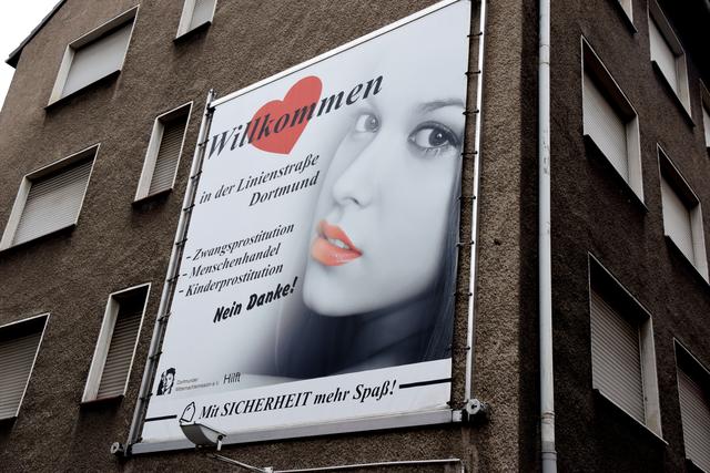 Schon vor dem Eingang zur Linienstraße wird Stellung bezogen. Die 200 Meter lange Straße zwischen Hauptfeuerwache und Steinstraße ist seit 116 Jahren Bordellstraße. 