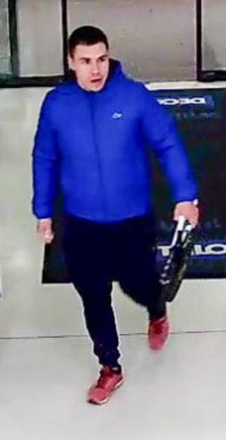 Wer kann Angaben zu dem abgebildeten Tatverdächtigen machen? Sachdienliche Hinweise an die Polizei unter der 02331 - 986 2066.