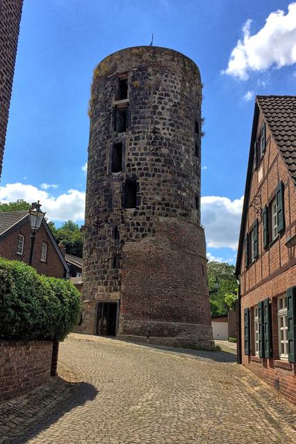 Der Mühlenturm war ursprünglich der Bergfried der mittelalterlichen Stadtbefestigung. Er wurde im 16. Jahrhundert zur Mühle umfunktioniert.