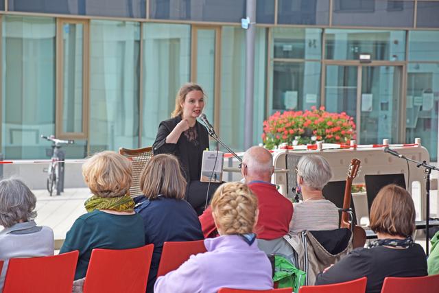 Kurzfristig organisierte Open-Air-Lesungen gehören derzeit zu den Maßnahmen, mit denen die Stadtmarketing-Fachleute Menschen in die Ratinger City locken. Hier ein Foto der ausverkauften Auftaktveranstaltung am vergangenen Samstag mit der Autorin Nadine Pungs.