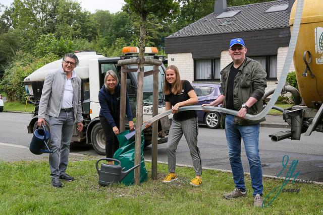 Vincenzo da Fina (Vorsitzender des Rotary Clubs Bochum-Hellweg),Anouk Ludwig (Gästebeauftrage Interact), Katharina Häusler (Präsidentin Interact Bochum) und Christian Möcklinghoff (Gemeindienstbeauftragter Rotary Club) befüllen einen Tree Bag.