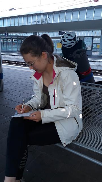 Ihre Briefe schreibt Sophia Kummer gern, wenn sie im Bahnhof wartet oder im Zug unterwegs ist.