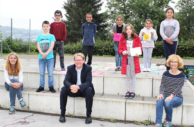 Die Kinder vom Ferienspaß mit Betreuer und mit Bürgermeister Claus Jacobi. Foto: Pielorz